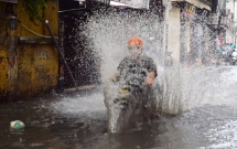 chum anh duong pho ha noi ngap lenh lang sau con mua lon vao sang nay