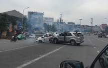 ha noi xe fortuner tong lien hoan nhieu phuong tien tren duong tran khat chan