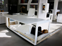 chiec ban thong minh kiem giuong ngu nay se giup dan van phong bo thoi quen ngu guc tren ban