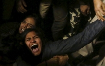 vu an chan dong thieu nu bi bat coc cuong hiep tap the nem khoi tau lua dang chay