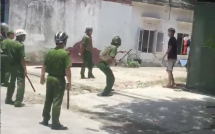 video nam thanh nien nghi ngao da cam dao tu cua co roi de doa canh sat