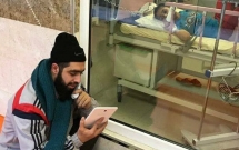 nguoi dan ong nay khong phai la bo nhung moi ngay deu den gap cau be ung thu de lam mot viec