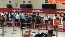 vietjet air huy chuyen bay khach buc xuc nem dien thoai vao mat nhan vien