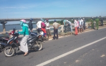 de lai xe dap tren cau nam thanh nien 17 tuoi nhay cau cau lau tu tu