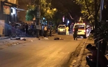 ha noi phat hien 2 nam thanh nien chet gan chiec xe may tren pho luc rang sang