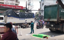 tphcm va cham xe cho rac nguoi phu nu di xe dap bi cuon vao gam tu vong thuong tam