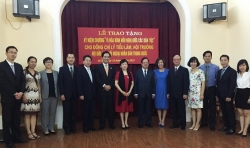 vufo trao ky niem chuong vi hoa binh huu nghi giua cac dan toc cho ba ly tieu lam