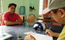 nam thanh nien dap mu bao hiem vao dau co gai sau va cham khai gi