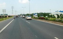 trung ta csgt bi nam thanh nien dieu khien xe mo to dam tu vong