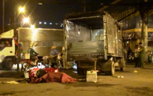 truot tay lai nam thanh nien bi cuon vao gam xe tai tu vong thuong tam