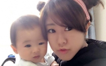 mua lu kinh hoang o nhat ban thi the nguoi me tre dang mang thai van om chat con trai 2 tuoi trong vong tay