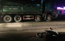 dong nai qua duong khong quan sat thanh nien di xe may bi xe ben tong tu vong tai cho