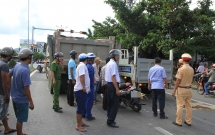 tong vao duoi xe tai dang dung den do nam thanh nien tu vong tai cho