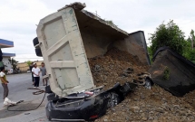 nam dinh xe tai cho dat lat nghieng de xe con bep dum tai xe tu vong thuong tam