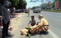 nam thanh nien dieu khien xe may keo le csgt tren duong