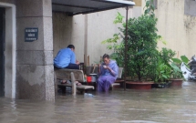 chum anh nguoi ha noi mac ao mua an trua giua duong pho ngap lenh lang