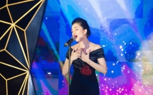 ca si pham thu ha khoe vai tran goi cam hat ca khuc kinh dien ve ai tinh