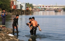 nghe an ru nhau tam ao 2 chau be duoi nuoc thuong tam