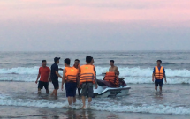 thanh hoa lat phao khi di boi bien 4 thanh nien bi song cuon xa bo