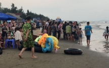 nam thanh nien 25 tuoi duoi nuoc tu vong trong vu song danh cuon troi nhom du khach tam bien thanh hoa