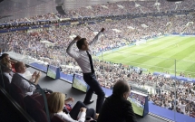 khong phai cup vang day moi la ly do that su khien tong thong phap phat dien khi doi nha vo dich