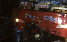 xe khach va cham voi xe may me cung con gai 5 tuoi tu vong thuong tam