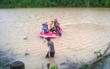 thuyen troi dat vao bo may van hoat dong cap vo chong danh ca mat tich tren song lam trong mua mua lu