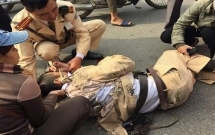 bat nhom thanh nien danh chui boi csgt khi vi pham luat giao thong