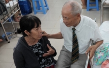 be trai bi me ruot dam thung ruot duoc manh thuong quan 83 tuoi mong muon dua ve nuoi day