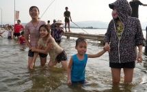 ha noi nguoi lon cung tre nho thich thu boi loi giua duong quoc lo thoi ngap lut