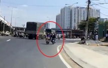 ha noi nu phong vien bi cuop nhieu tai san trong dem khi dang di chuyen tren duong