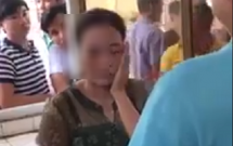 nguoi phu nu mac ao blouse mao danh bac si de lua tien ngay trong benh vien phu san ha noi