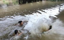 nghe an ru nhau tam o khe nuoc sau nha 3 hoc sinh duoi nuoc thuong tam