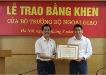 Ông Phan Anh Sơn nhận bằng khen của Bộ trưởng Bộ Ngoại giao