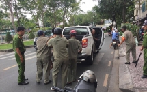 tphcm nam thanh nien cam kiem ruot duoi khach uong cafe dap pha xe sh hu hong