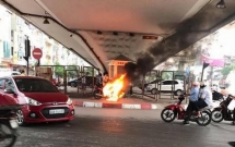 ha noi bi yeu cau dung kiem tra loi vi pham nam thanh nien cham lua dot xe may truoc mat csgt