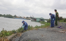 thi the nam thanh nien khong mac quan ao troi tren song sai gon