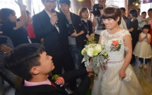 Yêu nhau 10 năm, chàng trai quyết định đám cưới sau khi biết bạn gái mắc bệnh ung thư