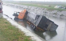 tai nan lien hoan o hai duong o to lao xuong song khien 2 nguoi tu vong tai cho