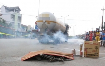 binh duong dang dap xe dao choi co gai bi xe bon can chet thuong tam