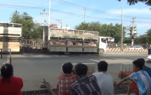 tp hcm nam thanh nien nguy kich sau khi bi xe tai tong vang hang chuc met