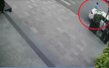 do xe duoi le duong vao cay atm rut tien nguoi phu nu bi trom lay mat o to