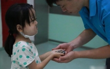 be 7 tuoi nguyen tu bo co hoi duoc dieu tri benh nguy hiem de danh tien cuu chua cho em gai 1 tuoi