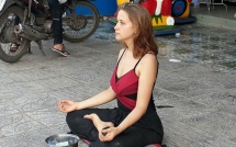 co gai xinh dep nguoi nga ngoi thien o via he phu quoc de xin tien