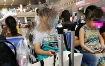 nam thanh nien ngang nhien sam so be gai o ben xe ma khong he bi be phan ung