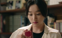 chet dung khi phat hien bi mat dang sau chiec nhan cuoi chong deo hang ngay