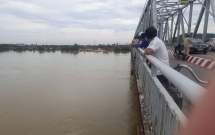 buon chuyen gia dinh nam thanh nien bo nha di roi nhay xuong song tu tu