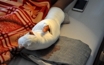 nguoi dan uop lanh ban tay bi dut lia roi dua thanh nien bi chem di cap cuu