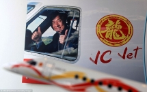 can canh sieu may bay xa xi cua tai tu jackie chan sang trong va hoan hao nhu mot cung dien tren khong