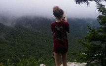 buc hinh am anh cua co gai duoc chup ngay truoc khi bi ban trai day xuong khoi vach da va chet thuong tam